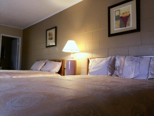 Royal Inn and Suites image 23